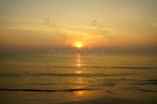 美丽的全景的早晨日出海上风景和波浪水reflection反射