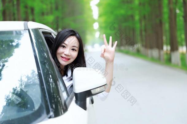 自由的c一relss公司幸福的女人享有舒适的舒适的生活驾驶一whiteiron白铁