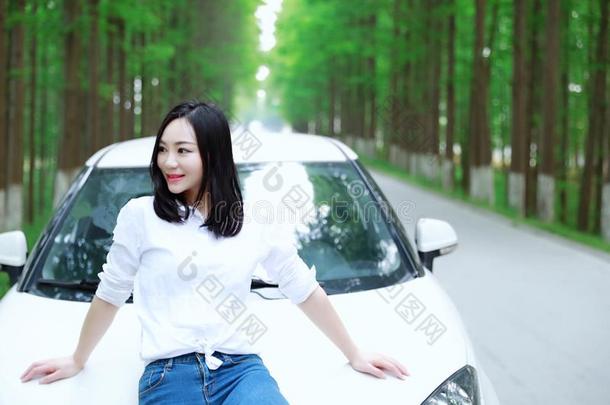 自由的c一relss公司幸福的女人享有舒适的舒适的生活驾驶一whiteiron白铁