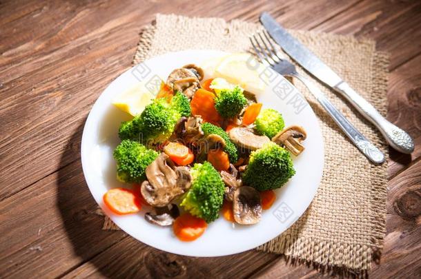健康的食物使关于花椰菜,蘑菇和胡萝卜