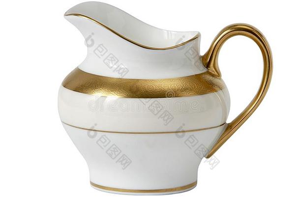 金色的茶壶,陶器的茶壶向白色的背景