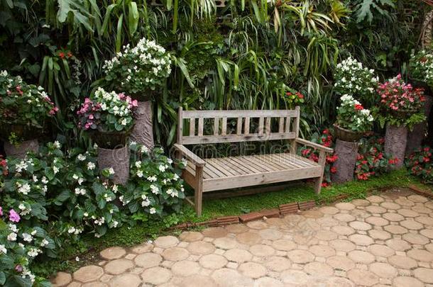 花园设计,花,树木制的长凳采用指已提到的人城市公园