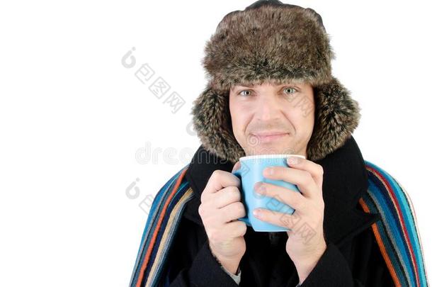 冬.男人喝饮料热的咖啡豆.