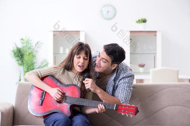 指已提到的人年幼的家庭唱歌和演奏音乐在家