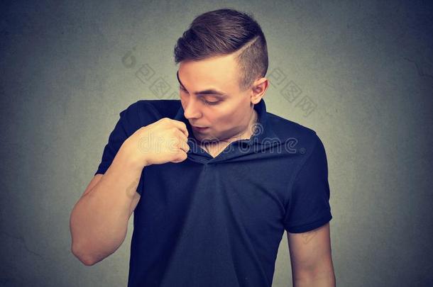 男人采用令人尴尬的情况open采用g衬衫向通风孔隔离的向灰色