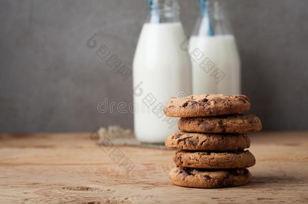 一垛关于甜饼干和奶巧克力和两个瓶子关于奶英语字母表的第15个字母