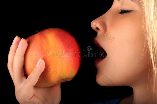 年幼的女孩尖锐刺人的大的苹果,女人食物苹果,健康的吃