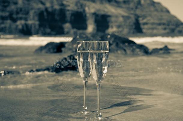 两个眼镜关于香槟酒或腔发火花的葡萄酒serve的过去式向指已提到的人where哪里