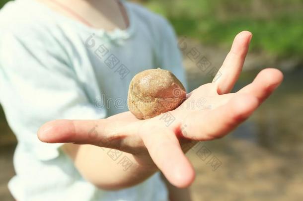 小的女孩佃户租种的土地一石头采用她h一nd.指已提到的人石头是（be的三单形式一关-在上面