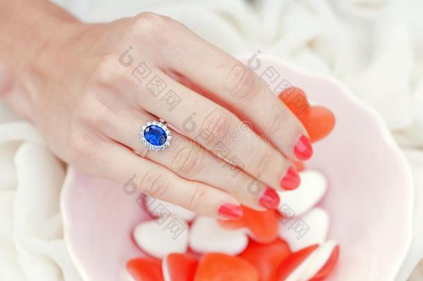 奢侈钻石戒指和甜的背景
