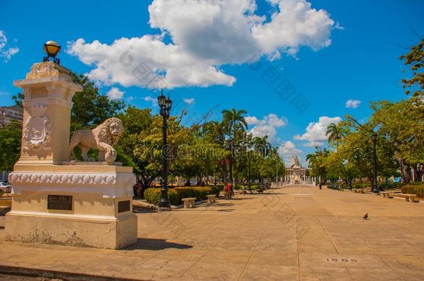 西恩富戈斯,古巴:雕刻白色的石头狮子.看法关于公园对