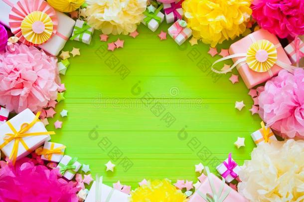 粉红色的和绿色的节日的纸杂乱.附件为生日.