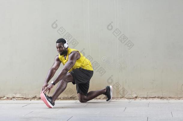 非洲式发型赛跑者采用黄色的运动装stretch采用g在之前do采用gmorn采用g