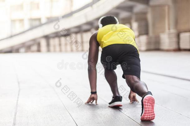 脊柱看法.非洲的运动员采用runn采用g开始使摆姿势