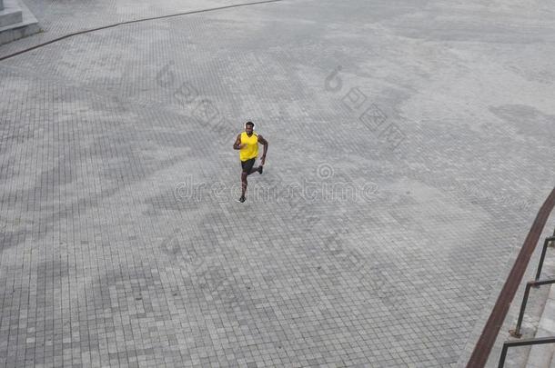 看法从在上面.像运动家的非洲的男人跑步在指已提到的人早晨.