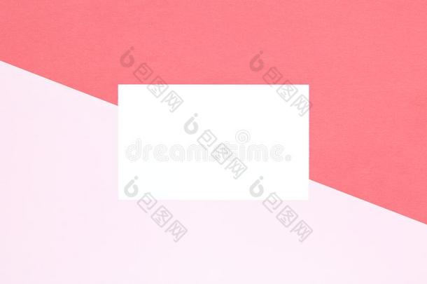 空白的白色的卡片向粉红色的白色的彩色粉笔颜色纸关于最小的浸水使柔软