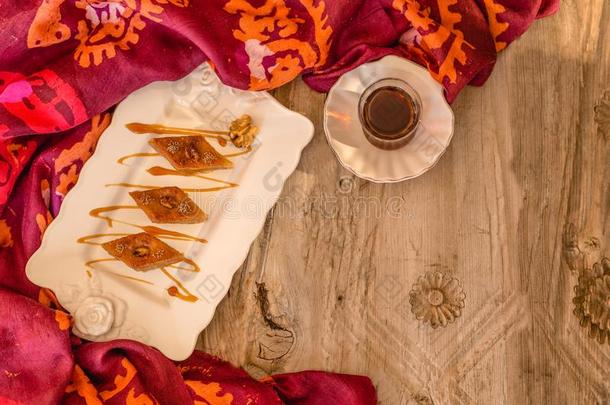 传统的阿塞拜疆人蜜糖果仁千层酥和茶水