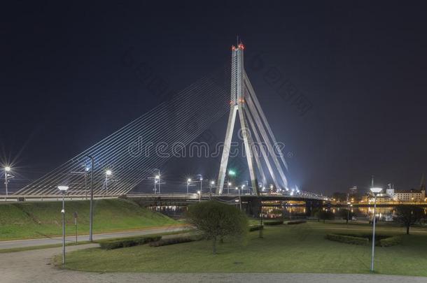凡素桥采用里加里加湾,拉脱维亚.寿衣桥.夏夜和英语字母表的第2个字母