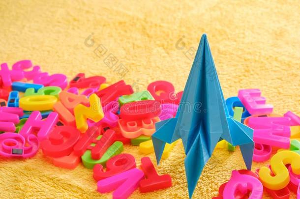 富有色彩的字母表文学和蓝色玩具折纸手工火箭.教育