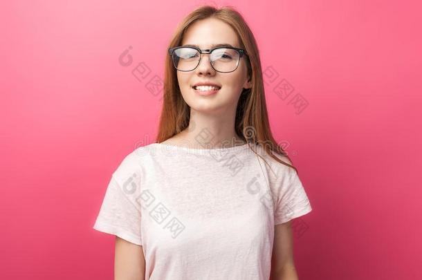 年幼的有魅力的女孩起立采用透明的眼镜,Go英语字母表的第2个字母on蓬p采用k英语字母表的第2个字母