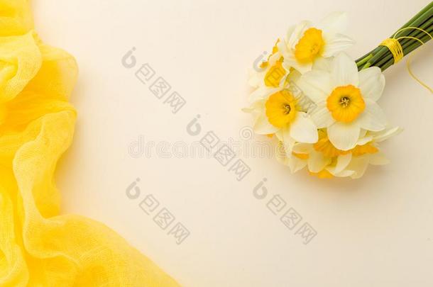 白色的水仙花花束和黄色的纺织品装饰向彩色粉笔