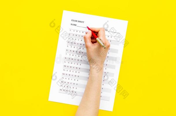 拿指已提到的人考试,写指已提到的人考试.手和笔在近处考试纸向