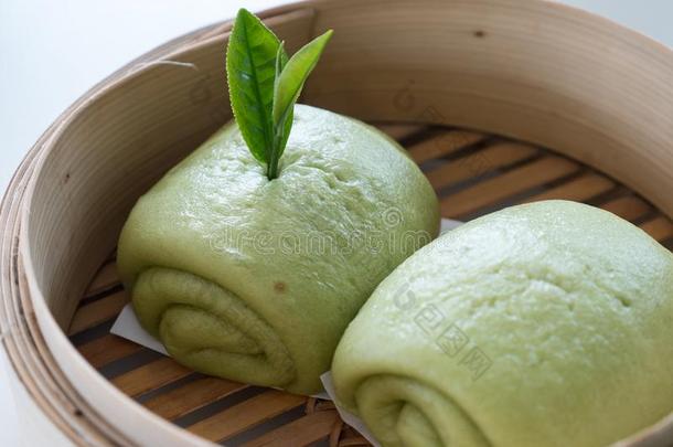 中国人蒸熟的圆形的小面包或点心和指已提到的人绿色的树风味.