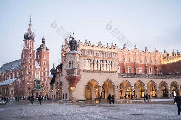 =Kraków老的城镇城市中心和教堂.
