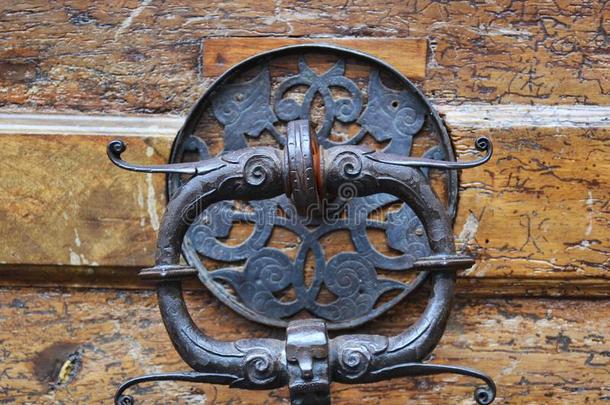 老的金属门手感向一木制的门