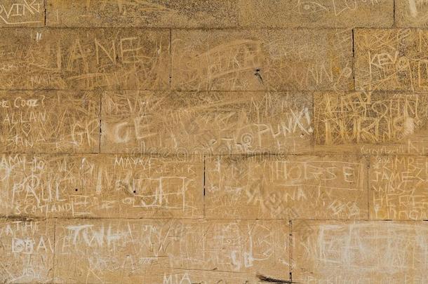 在墙上的乱涂乱写向一老的砖墙