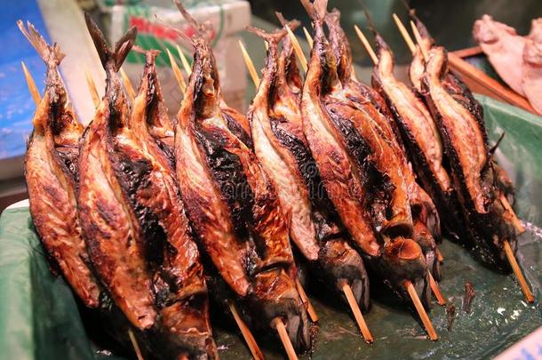 日本人海产食品烤的鲭鱼展览在海产食品交易