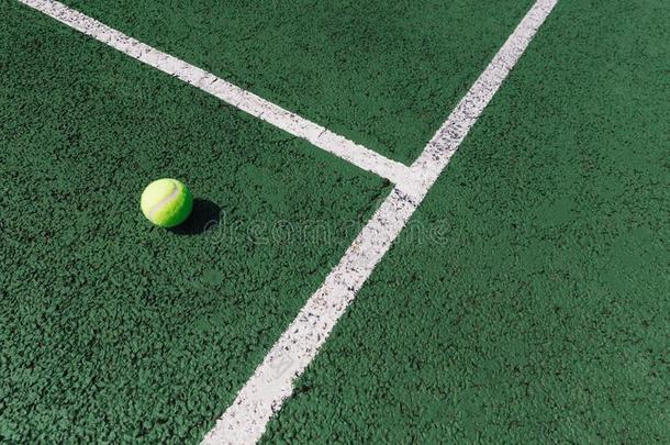 黄色的网球球向绿色的网球法院