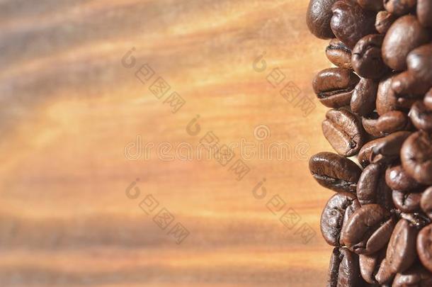 大大地烤咖啡豆豆向一光木制的b一ckground.