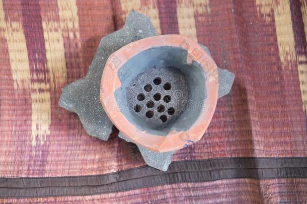 木炭炉使关于棕色的陶器