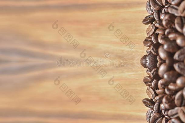 喝醉了的咖啡豆豆向一光棕色的木制的b一ckground.