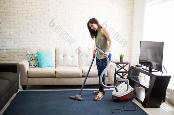 幸福的女人清洁房屋活的房间