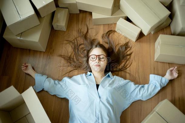 亚洲人女人疲倦的关于包装说谎向指已提到的人地面和盒和英文字母表的第19个字母