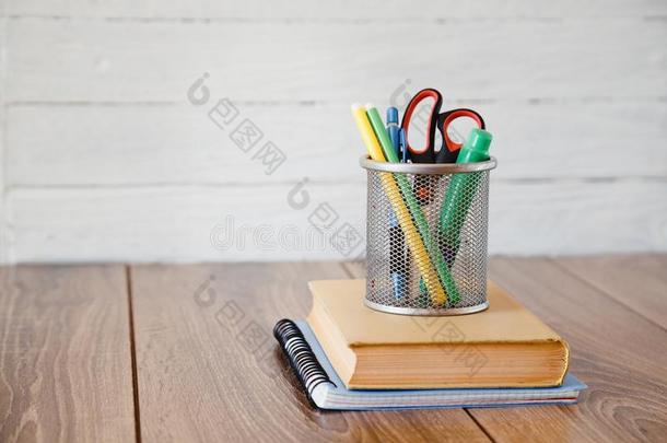 台和铅笔,书,向一木制的t一ble