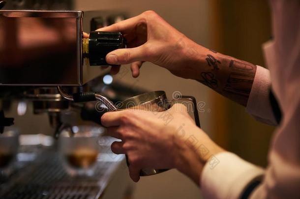 咖啡馆准备咖啡的<strong>员工</strong>咖啡馆制造咖啡豆准备服务观念