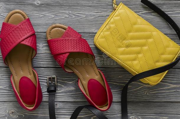 妇女皮鞋子和附件红色的平的s和als,黄色的英语字母表的第8个字母
