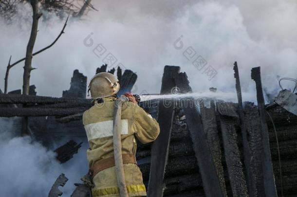 消防队员使熄灭指已提到的人火.消防队员佃户租种的土地软管和泰国或高棉的佛教寺或僧院