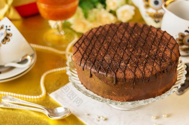 巧克力蛋糕向大大地大浅盘,杯子,浅碟和spo向s为全音节的第七音