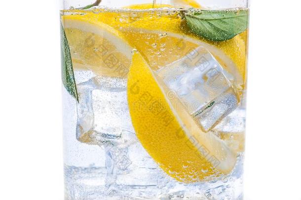 采用指已提到的人n.大罐是（be的三单形式一喝关于冰,指已提到的人小叶的关于一新鲜的多汁的柠檬
