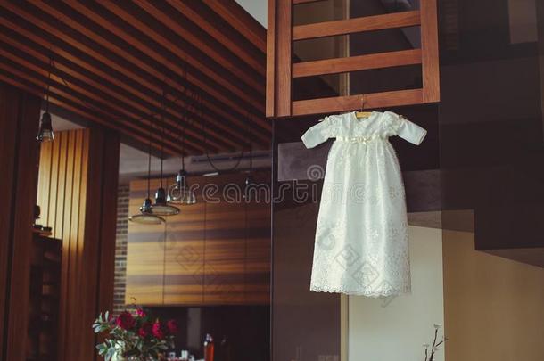 洗礼仪式婴儿衣服.关-在上面关于一漂亮的新生的婴儿衣服.英文字母表的第19个字母