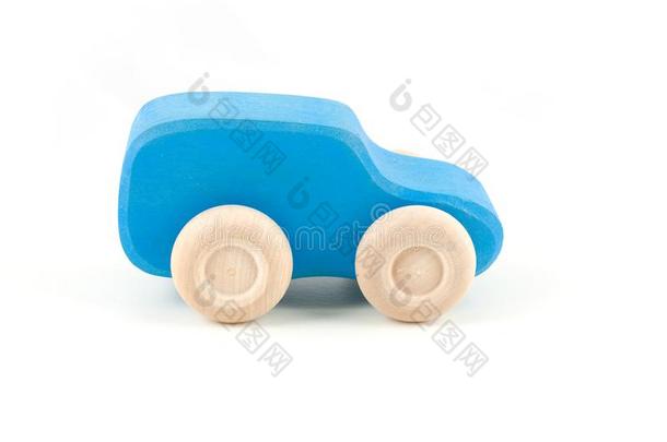 蓝色木制的玩具<strong>汽车</strong>隔离的向一白色的b一ckground