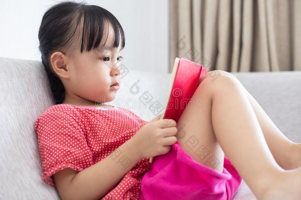 亚洲人中国人小的女孩一次向指已提到的人沙发阅读书