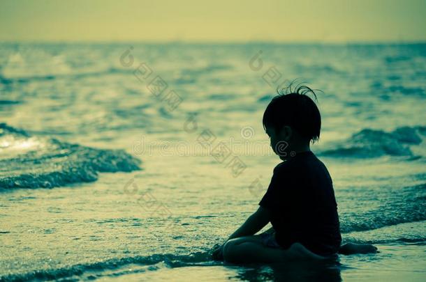 男孩饰面出局向指已提到的人海向Vacati向海滩在假日<strong>剪影</strong>