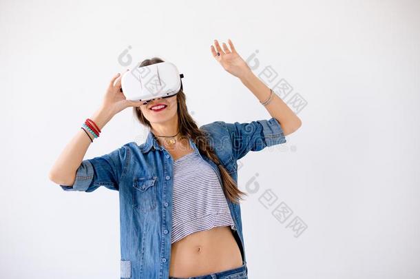 年幼的女人使用VirtualReality虚拟现实眼镜