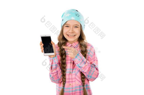 有趣的小的女孩展映聪明的电话和空白的屏幕向白色的