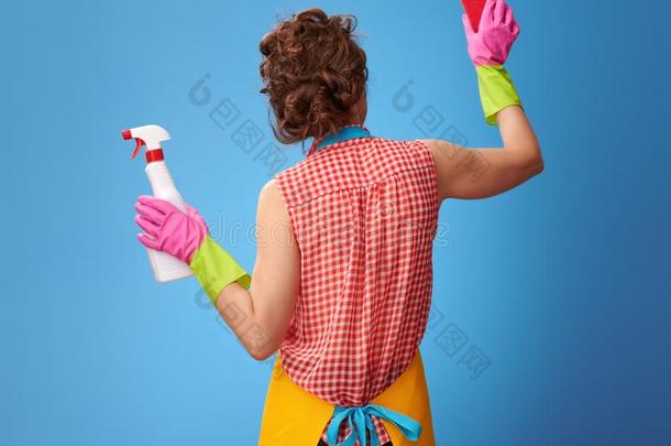 女人和清洁洗涤剂使用厨房海绵向蓝色